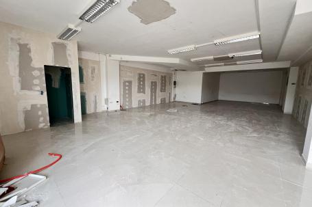 Pula, Monvidal  - prizemni poslovni prostor s pet parkirnih mjesta , NKP 130 m2