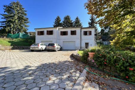 Pazin, Cerovlje - 240 m2 kuće s građevinskom okućnicom od 755 m2