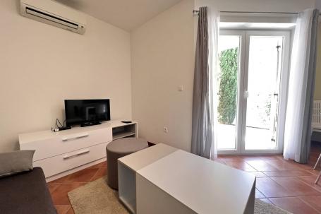 Istra, Medulin - namješteni prizemni trosobni apartman A, NKP 70. 42 m2, 200 m od mora