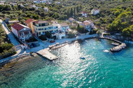 Otok Ugljan, kuća s pet apartmana tik uz more