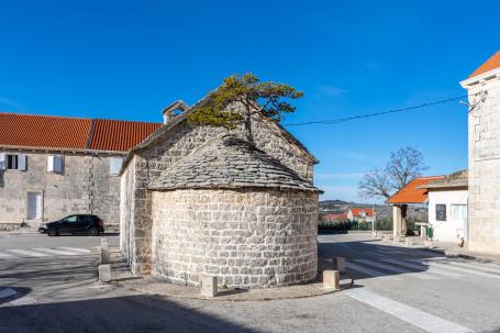 Brač, Nerežišća, građevinsko zemljište površine 2343 m2