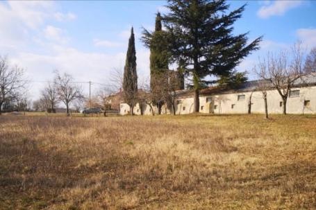 Istra, Žminj - 3816 m2 građevinske parcele sa stambenim objektom i priključcima