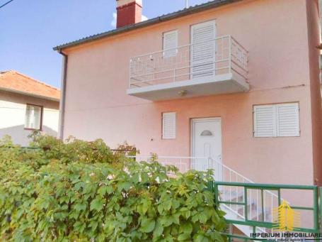 Samostojeća kuća, 3 apartmana, Tisno 