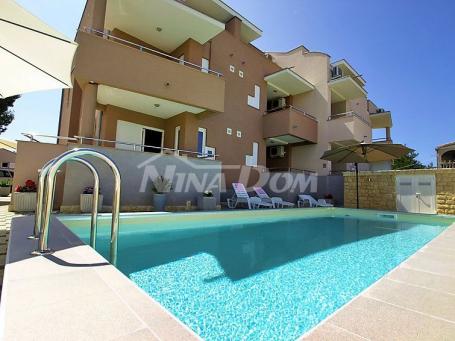 DVOJNA VILLA S 6 APARTMANA - NIN -150 M OD MORA