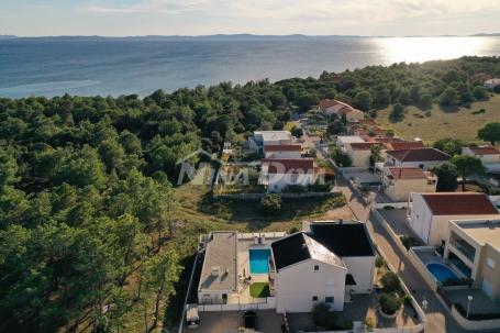 Lijepo uređena nekretnina s tri stana bazenom i pomoćnim objektom.   