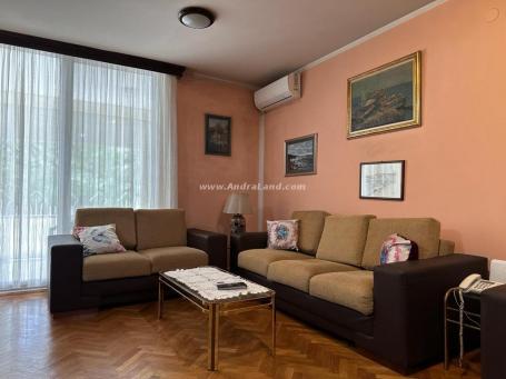 Spacious and Comfortable Three-Bedroom Apartment in the Heart of the City!