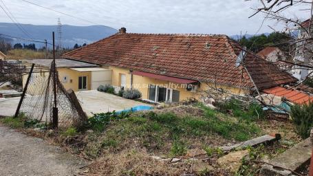 House for Sale with Two Apartments - Ideal for Investment or Living: