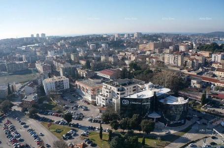 Poslovni prostor Pula, centar mjesta, poslovno stambeni objekt. 