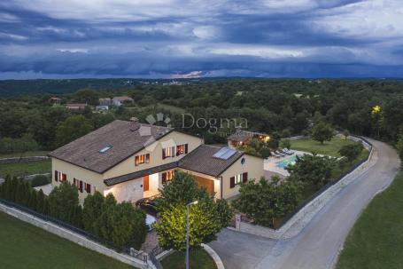 VILLA SA 3 APARTMANA, BAZENOM, GARAŽOM I OKUĆNICOM!