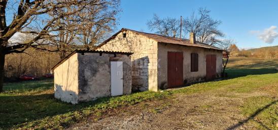 ISTRA, PAZIN - Kuća s velikim zemljištem sportske, građevinske i poljoprivredne namjene s pano pogle