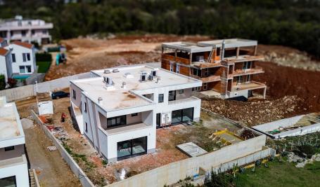 OPATIJA, POBRI - villa  u nizu 162m2 s pogledom na more + uređena okućnica 150m2