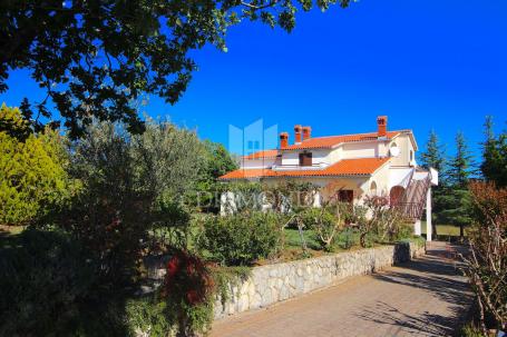 Labin, Einfamilienhaus in der Nähe des Stadtzentrums, mit zwei Wohnungen