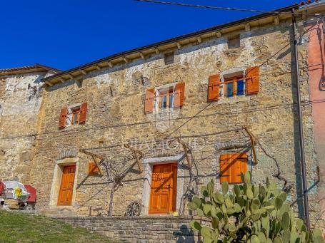 Kamena istarska kuća na mirnoj lokaciji i otvorenim pogledom