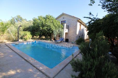 Marčana, surroundings, two stone houses with pool