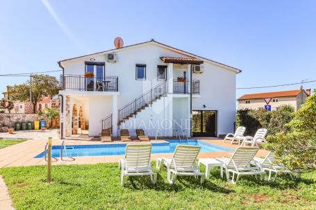 Poreč, surroundings, house with a swimming pool and a large garden!