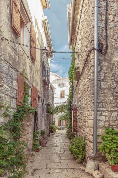 Rovinj, okolica, kamena kuća u centru s potencijalom 