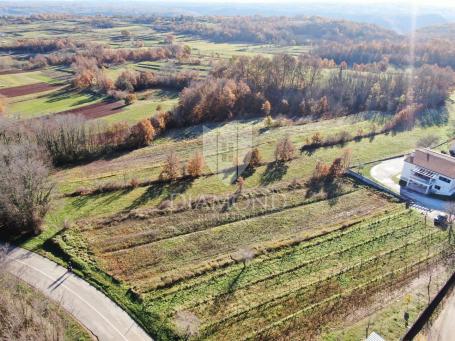 Pićan, kompleks građevinskog i poljoprivednog zemljišta