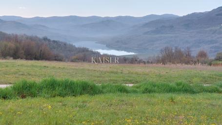 Istra, Motovun-građevinsko zemljište s pogledom na jezero Butoniga 