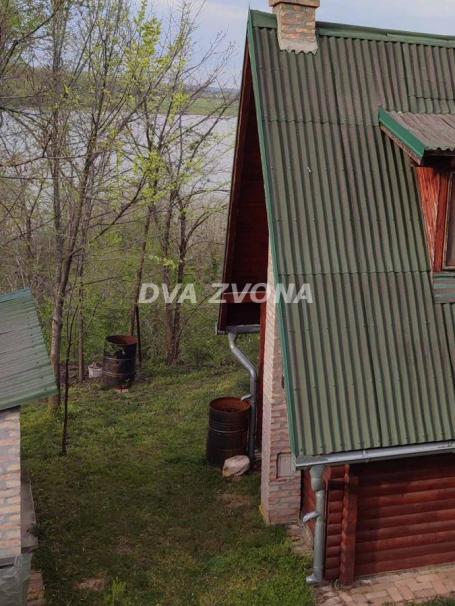 BEŠKA, ETNO - DRVENA VIKENDICA SA POGLEDOM NA DUNAV