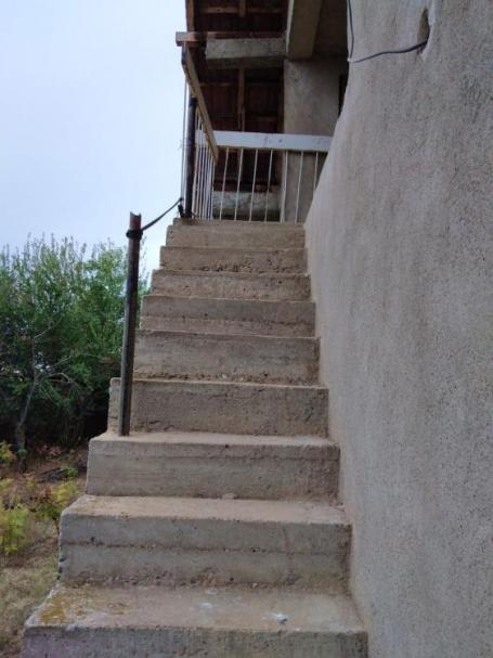 House on one floor with external stairs