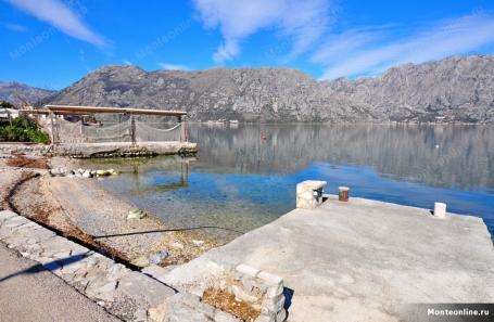 Velika kuća sa velikom parcelom 10 metara od plaže u Prčnju