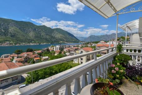 Apartman sa 3 spavaće sobe i panoramskim pogledom na more u Dobroti