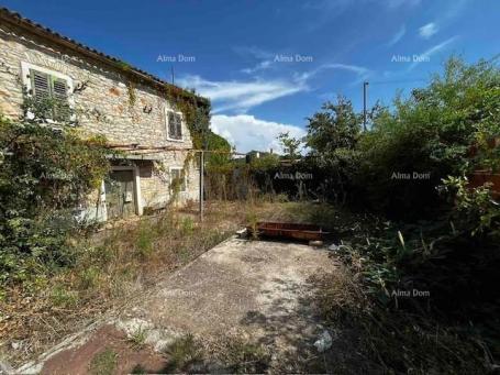 House An old Istrian house for sale with a large building plot, Valbandon