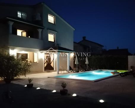 Porec-surroundings, Detached spacious house 320 m2, with pool