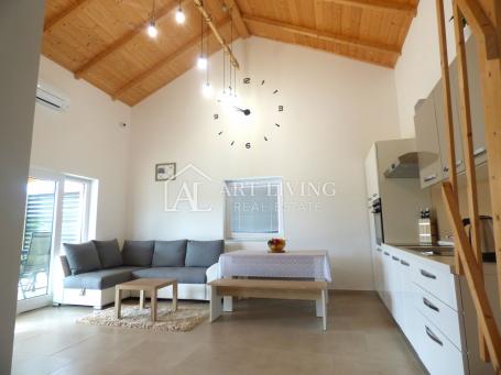 Umag-surroundings, independent high-rise apartment with a beautiful interior