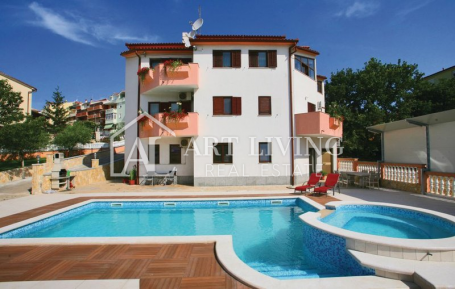 Pula - surroundings, apartment house with swimming pool 800 meters from the sea