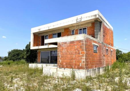 Labin, Umgebung, Rohbauhaus in der Nähe des Meeres