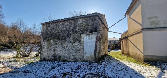 ISTRA, PIĆAN - Kamena kućica s građevinskim zemljištem 