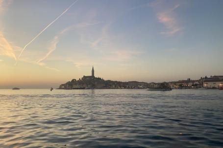 Istra, Rovinj, stan NKP 100 m2 podijeljen u dvije stambene jedinice na 300 metara od plaže