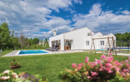 Istrien, Labin, Umgebung - ein attraktives Haus mit Swimmingpool in ruhiger Lage inmitten der Natur