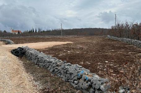 Lovreć, Dalmatinska zagora - građevinska parcela uz glavnu prometnicu