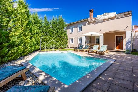 Istria, Svetvinčenat, surroundings - a spacious house with a swimming pool in a quiet and beautiful 