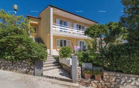 Haus An einem sehr ruhigen Ort mit Blick auf das Meer, Rabac, steht ein Haus mit drei Wohnungen zum 