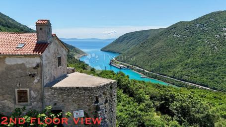 RIJETKOST U PONUDI!!! SAMOSTOJEĆA KUĆA SA POGLEDOM NA MORE U STAROGRADSKOJ JEZGRI