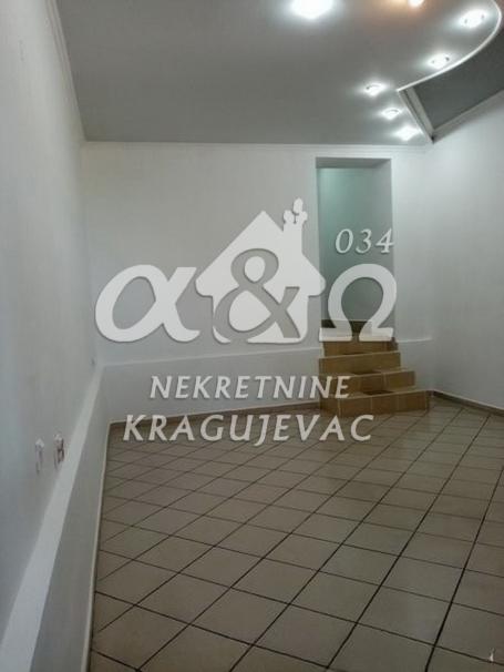 Renoviran lokal površine 36m2, u prizemlju,  sa izlogom do ulice, u Centru grada