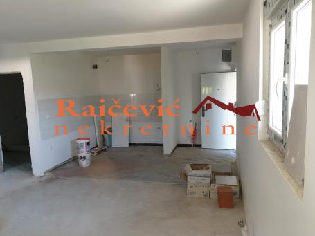 VOZDOVAC JAJINCI 66m2 , T , 130000e