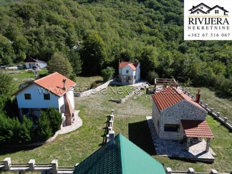 Prodaja imanje 3 kuce sa zapocetim pomocnim objektom Vrbanj Herceg Novi