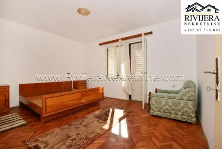 Two-bedroom apartment with yard near the sea area Topla 1