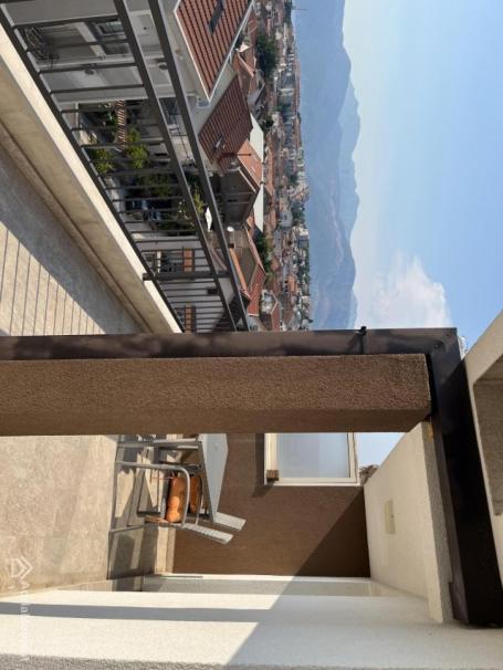 Penthouse 99 m2 plus terasa okolo citavog stana u Tivtu