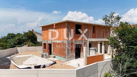 INSEL KRK, DOBRINJ - Mediterranes Neubauhaus mit privatem Pool und Meerblick, am Rande der Grünzone