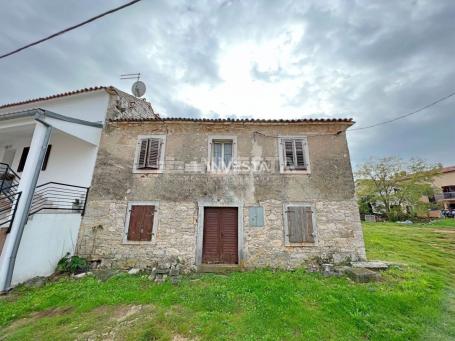 Poreč area, stone Istrian house with 1000 m2 of building land