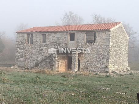 Gegend von Poreč, altes istrisches Haus mit einem Grundstück von 52.800 m2