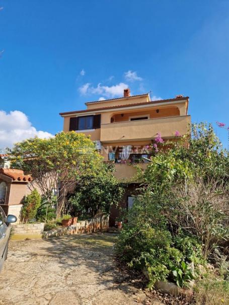 Pula, detached family house with 4 apartments and a spacious garden