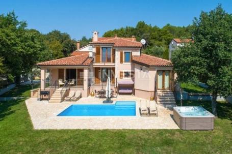 Poreč area, traditional villa with swimming pool and beautiful garden