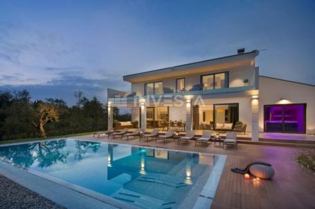 Surroundings of Višnjan, luxurious villa with a swimming pool and a spacious garden