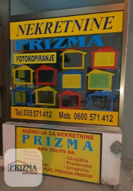 Veći plac sa izidanim prizemljem. 